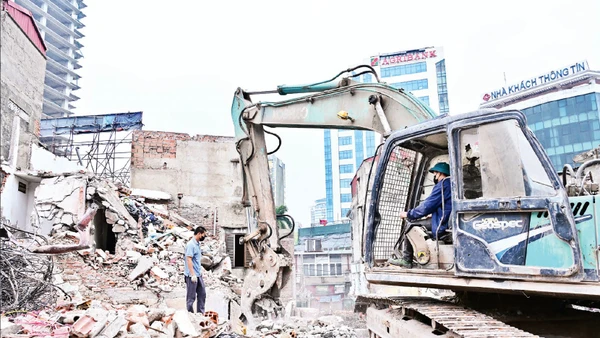 Ba phường Giảng Võ, Láng, Ô Chợ Dừa tập trung cao độ để triển khai chiến dịch giải phóng mặt bằng. (Ảnh BẢO LONG)