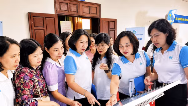 Các cấp Hội Liên hiệp Phụ nữ đẩy mạnh nâng cao kỹ năng số cho hội viên. (Ảnh THÚY ÁNH)