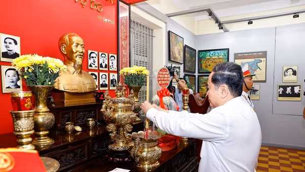 Chủ tịch Quốc hội Trần Thanh Mẫn dâng hương tưởng niệm Chủ tịch Hồ Chí Minh, các Anh hùng liệt sĩ tại nơi lưu niệm sự kiện Khởi nghĩa Nam Kỳ. (Ảnh: Doãn Tấn - TTXVN)