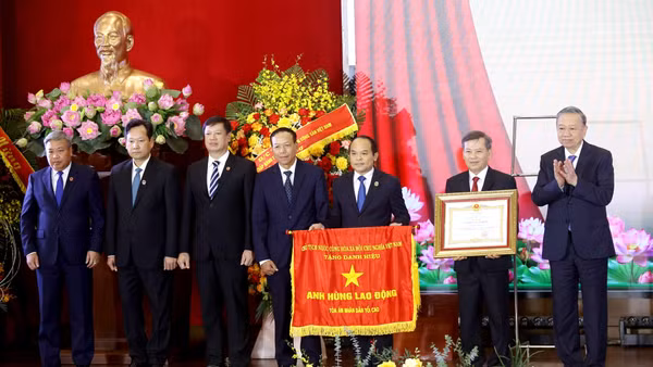 Tổng Bí thư Tô Lâm trao danh hiệu Anh hùng Lao động tặng Tòa án nhân dân tối cao. (Ảnh: ĐĂNG KHOA)