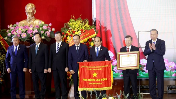 Tổng Bí thư Tô Lâm trao danh hiệu Anh hùng Lao động tặng Tòa án nhân dân tối cao. (Ảnh: ĐĂNG KHOA)