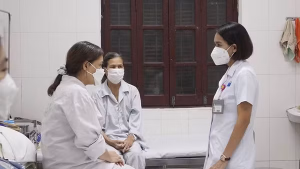 Bác sĩ Viện Sức khỏe tâm thần quốc gia trao đổi cùng các bệnh nhân điều trị rối loạn giấc ngủ. 