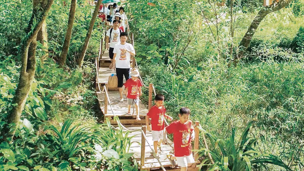 Khách du lịch đến trải nghiệm các dịch vụ ở Ozo Park, tỉnh Quảng Trị.