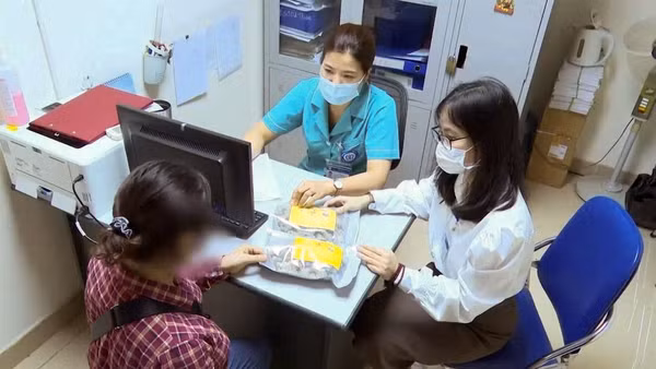 Bệnh nhân H. và 2 gói thuốc đông y gia truyền giả bị lừa mua.