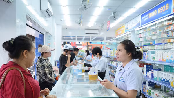 Nhân viên hệ thống nhà thuốc Long Châu tư vấn sử dụng liệu pháp điều trị tiên tiến trong điều trị bệnh hiểm nghèo.