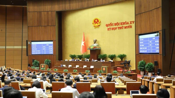 Quốc hội biểu quyết thông qua Luật sửa đổi, bổ sung một số điều của Luật Phòng, chống tham nhũng. (Ảnh: DUY LINH)