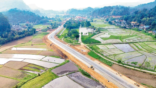 Dự án tuyến đường cách mạng được đầu tư tại xã Tân Trào (tỉnh Tuyên Quang) góp phần thúc đẩy phát triển du lịch, dịch vụ, kinh tế-xã hội gắn với quốc phòng, an ninh. (Ảnh ĐỨC THẮNG)