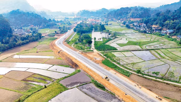 Dự án tuyến đường cách mạng được đầu tư tại xã Tân Trào (tỉnh Tuyên Quang) góp phần thúc đẩy phát triển du lịch, dịch vụ, kinh tế-xã hội gắn với quốc phòng, an ninh. (Ảnh ĐỨC THẮNG)