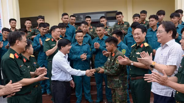 Phó Chủ tịch Ủy ban nhân dân tỉnh Đắk Lắk Nguyễn Thiên Văn và lãnh đạo Bộ Chỉ huy Quân sự tỉnh động viên cán bộ, chiến sĩ lên đường nhận nhiệm vụ.