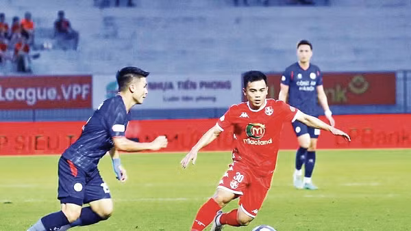 Dù rất nỗ lực, nhưng các cầu thủ Hải Phòng (áo đỏ) không thể có bàn thắng.