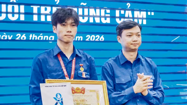 Lãnh đạo Trung ương Đoàn trao Bằng khen và Huy hiệu “Tuổi trẻ dũng cảm” tặng Nguyễn Lê Tú. (Ảnh: TUẤN VŨ)
