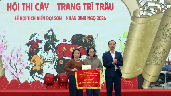 Ban Tổ chức trao giải Nhất cho họa sĩ Nguyễn Thị Mỹ Dung.