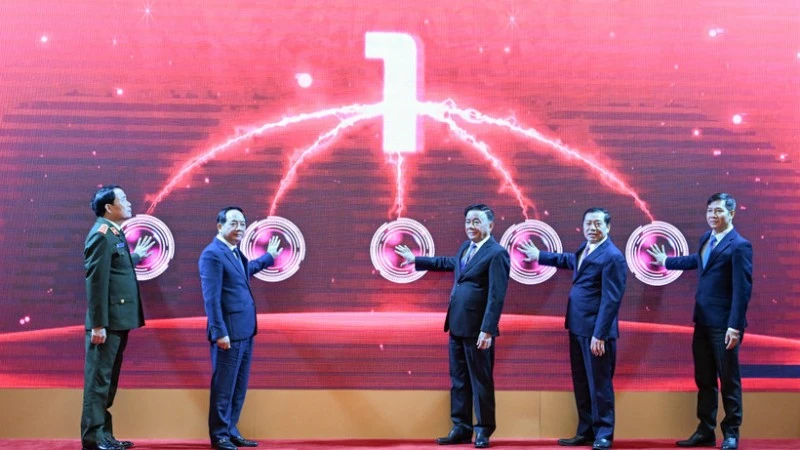 Thường trực Ban Bí thư Trần Cẩm Tú và các đồng chí đại biểu dự Lễ ra mắt Ứng dụng, ngày 16/1/2026. (Ảnh: DUY LINH)