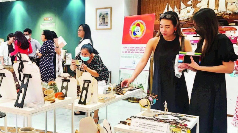 Doanh nghiệp Thành phố Hồ Chí Minh trưng bày sản phẩm tại Showroom Trung tâm Xúc tiến Thương mại và Đầu tư Thành phố. (Ảnh CAO TÂN)