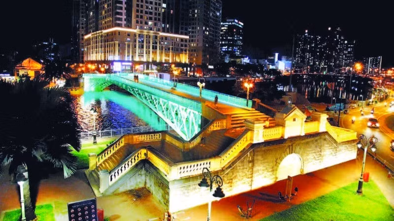 Chiếu sáng nghệ thuật tại cầu Mống, một trong những cây cầu cổ xưa nhất tại thành phố. (Ảnh QUÝ HIỀN)