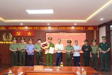Đồng chí Trần Tiến Dũng, Phó Bí thư Tỉnh ủy Điện Biên đã thay mặt lãnh đạo tỉnh biểu dương và khen thưởng cho các lực lượng tham gia phá thành công Chuyên án 625T.