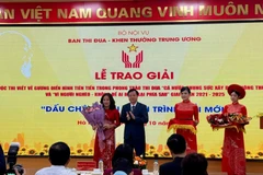 Ban Thi đua-Khen thưởng Trung ương trao giải cho các tác giả.