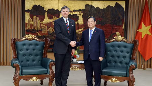 Phó Thủ tướng Thường trực Chính phủ Phạm Gia Túc tiếp Phó Ngoại trưởng Hoa Kỳ Christopher Landau. (Ảnh: VGP)