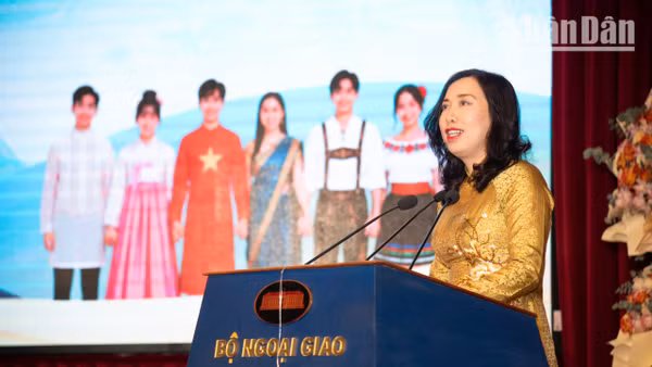 Thứ trưởng Ngoại giao Lê Thị Thu Hằng phát biểu khai mạc Trại hè Việt Nam, ngày 13/7/2026. (Ảnh: MINH DUY)
