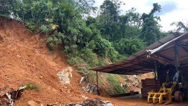 Xã Xuân Vân, tỉnh Tuyên Quang di dời khẩn cấp nhiều hộ dân ra khỏi vùng sạt lở. (Ảnh: KHÁNH TOÀN)