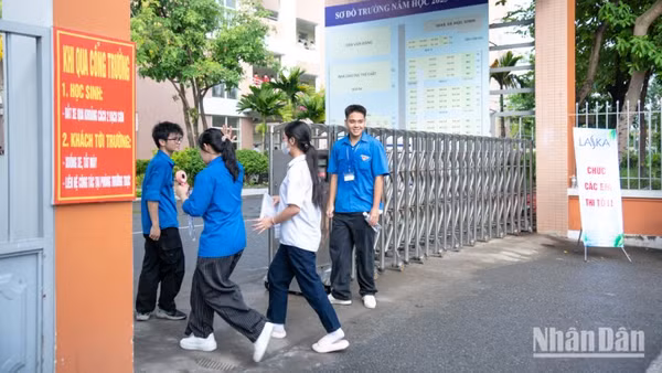 [Ảnh] Sĩ tử Hà Nội tự tin trong ngày đầu tiên của kỳ thi tuyển sinh lớp 10 