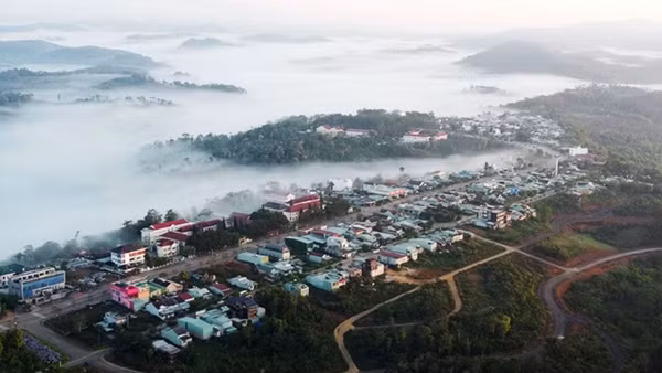 Mây sớm bao trùm xã Măng Đen. (Ảnh: KHIẾU MINH)