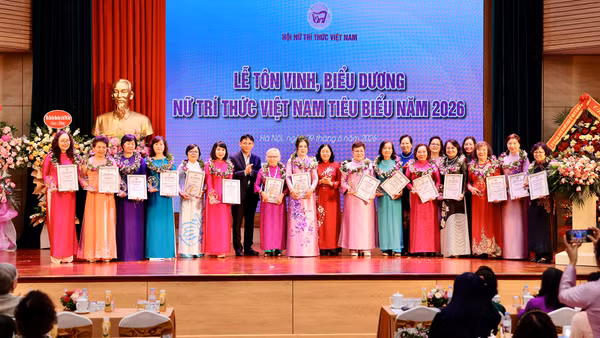 Chủ tịch Ủy ban Trung ương Mặt trận Tổ quốc Việt Nam Bùi Thị Minh Hoài cùng các đồng chí lãnh đạo trao chứng nhận tôn vinh các nữ trí thức tiêu biểu. (Ảnh: Ban tổ chức)