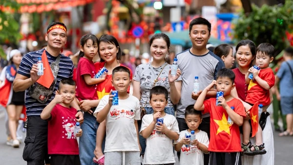 Mỗi góc phố như được khoác lên tấm áo mới, lấp lánh sắc màu của niềm tự hào, khiến bất cứ ai đặt chân đến cũng cảm nhận được nhịp đập hừng hực của một thành phố không ngủ, đang hòa cùng nhịp thở của toàn dân tộc trong ngày hội lớn của đất nước. (Ảnh: Vi Nam)