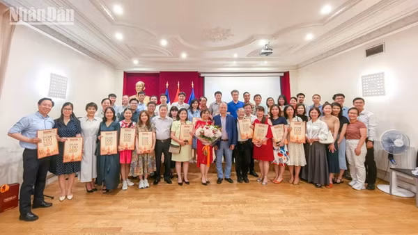 Ấn phẩm đặc biệt của Báo Nhân Dân chào mừng 100 năm Báo chí Cách mạng Việt Nam được chuyển sang Pháp để tặng các cơ quan đại diện và cộng đồng người Việt.