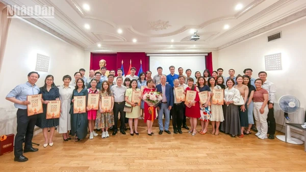 Ấn phẩm đặc biệt của Báo Nhân Dân chào mừng 100 năm Báo chí Cách mạng Việt Nam được chuyển sang Pháp để tặng các cơ quan đại diện và cộng đồng người Việt.