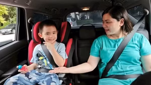 Nhiều chuyên gia cho rằng cần có lộ trình phù hợp để người dân làm quen và tự giác thực hiện quy định về thiết bị an toàn cho trẻ em trên xe ô-tô. (Ảnh: MINH TRANG)