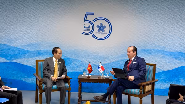 Bộ trưởng Ngoại giao Lê Hoài Trung và Bộ trưởng Ngoại giao Panama Javier Eduardo Martínez-Acha Vásquez (Ảnh: Bộ Ngoại giao)