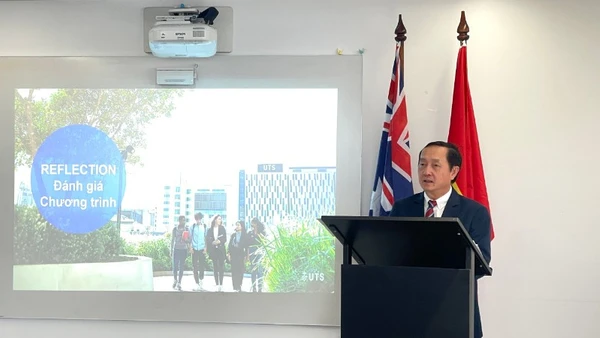 Đồng chí Huỳnh Thành Đạt, Ủy viên Trung ương Đảng, Phó Trưởng Ban Tuyên giáo và Dân vận Trung ương, Trưởng đoàn công tác, phát biểu tại lễ bế giảng lớp học.