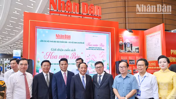 Đồng chí Trịnh Văn Quyết, Ủy viên Bộ Chính trị, Bí thư Trung ương Đảng, Trưởng Ban Tuyên giáo và Dân vận Trung ương tham quan gian trung bày của Báo Nhân Dân và dự Lễ ra mắt sách “Hoa vườn Bác”.