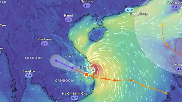 Hướng di chuyển của bão số 13 (Kalmaegi) lúc 22 giờ ngày 6/11/2025. (Nguồn: Zoom Earth)