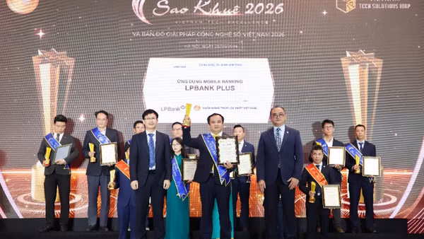 Ông Đặng Công Hoàn, Phó Tổng Giám đốc Ngân hàng TMCP Lộc Phát Việt Nam, đại diện Ngân hàng nhận giải thưởng Sao Khuê 2026.