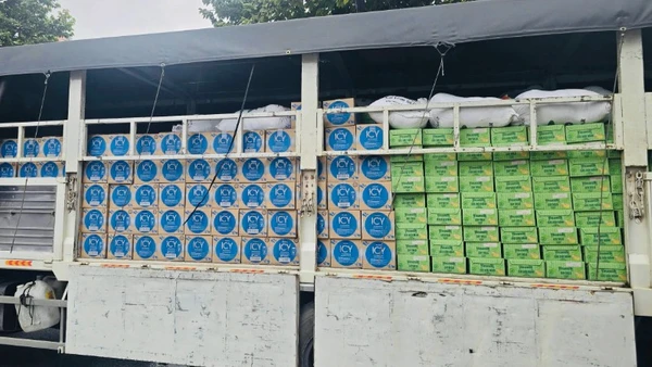 Hàng trăm nghìn sản phẩm dinh dưỡng bao gồm sữa và nước uống Vinamilk đã được chất đầy xe chuẩn bị đến với bà con vùng lũ. (Ảnh: Vi Nam)