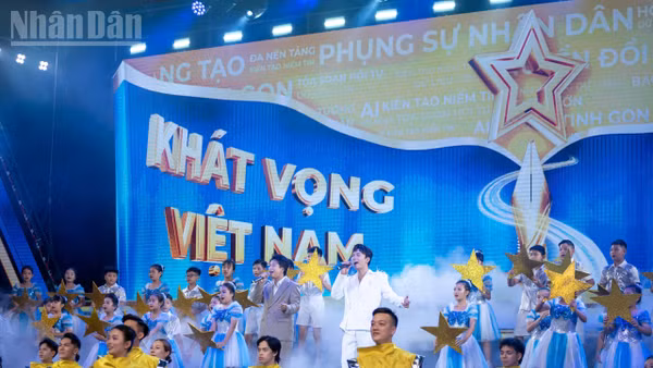 Giải không chỉ là sự ghi nhận những tác phẩm xuất sắc, mang tính phát hiện, tính xây dựng, nhân văn, phản ánh hơi thở của thực tiễn, mà còn là sự tôn vinh bản lĩnh chính trị, đạo đức nghề nghiệp, trách nhiệm xã hội, tinh thần bền bỉ, dấn thân và niềm tin của nhân dân đối với nhà báo.