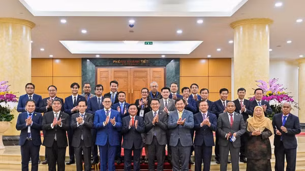 Thường trực Ban Bí thư Trần Cẩm Tú và Trưởng đoàn chính đảng các nước ASEAN cùng các đại biểu dự cuộc tiếp. (Ảnh: DUY LINH)