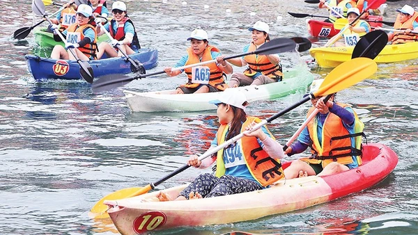 Du khách trải nghiệm chèo Kayak khi đến Ðà Bắc. (Ảnh minh họa: ĐÀO HẢO)
