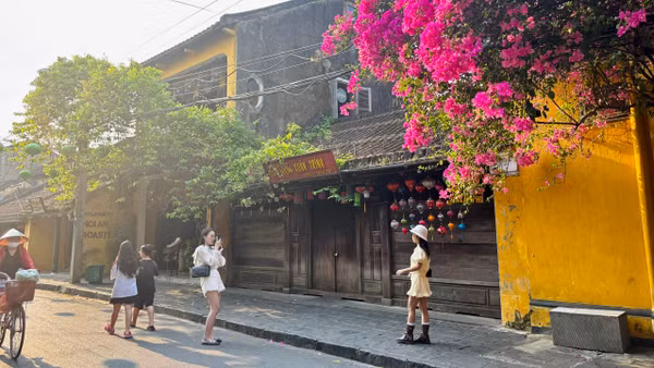 Thế hệ Gen Z ưu tiên những chuyến đi giàu trải nghiệm, thuận tiện di chuyển và tối ưu chi phí. (Ảnh: NGỌC BÍCH)