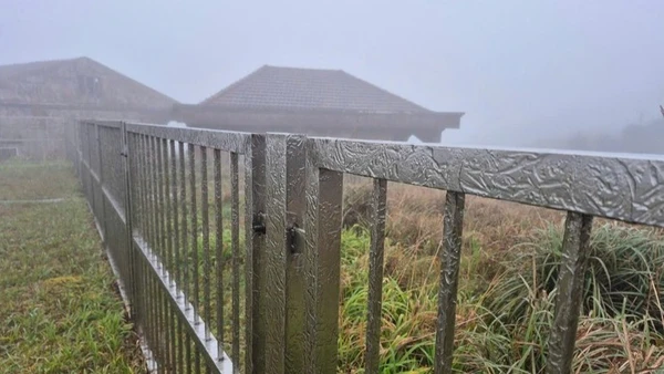 Đỉnh Mẫu Sơn xuất hiện băng giá.