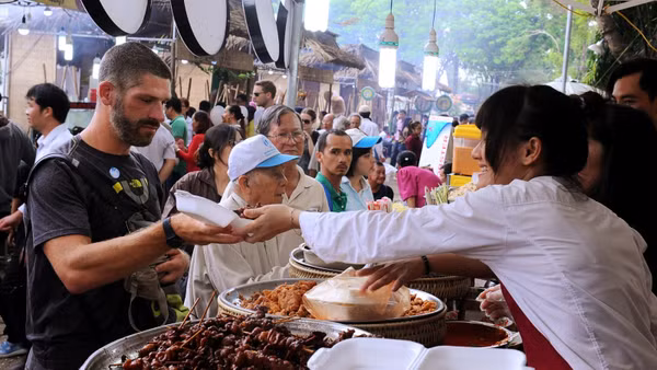 Du khách Việt Nam và quốc tế ngày càng ưu tiên trải nghiệm món ăn địa phương khi lựa chọn điểm đến. (Ảnh: TTXVN)