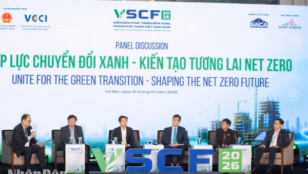 Phiên thảo luận "Hợp lực Chuyển đổi Xanh - Kiến tạo Tương lai Net Zero" diễn ra sôi nổi với sự tham gia của nhiều chuyên gia đến từ các công ty và doanh nghiệp trong nước. (Ảnh: MINH DUY)