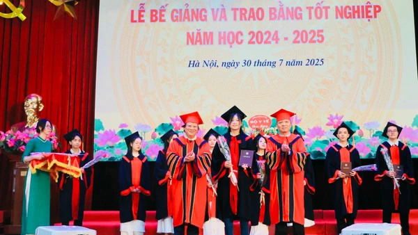 Lễ trao bằng bác sĩ tại Trường đại học Y Dược (Đại học Quốc gia Hà Nội).