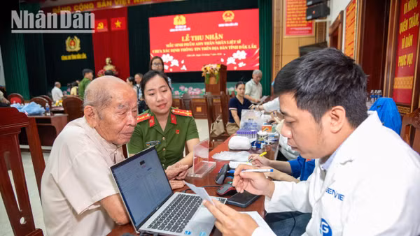 Sự hiện diện của các chuyên gia công nghệ gene mang lại niềm tin khoa học cho các gia đình.