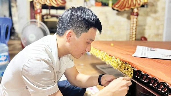 Nguyễn Phú Chiến tìm thị trường cho sản phẩm truyền thống qua mạng xã hội.