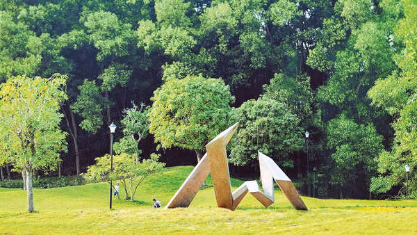 Phạm Bảo Sơn, Bình, thép không gỉ, 210x320x160cm, 570kg, 2015, tại Bảo tàng Nghệ thuật đương đại Flamingo. (Ảnh: FCAM)