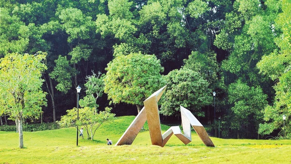 Phạm Bảo Sơn, Bình, thép không gỉ, 210x320x160cm, 570kg, 2015, tại Bảo tàng Nghệ thuật đương đại Flamingo. (Ảnh: FCAM)