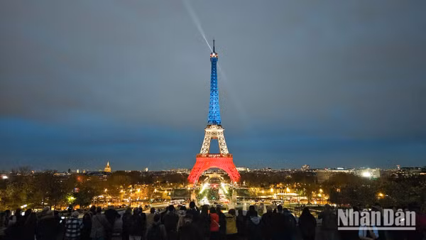 Tháp Eiffel, biểu tượng của nước Pháp, trong màn trình diễn ánh sáng. (Ảnh: MINH DUY)
